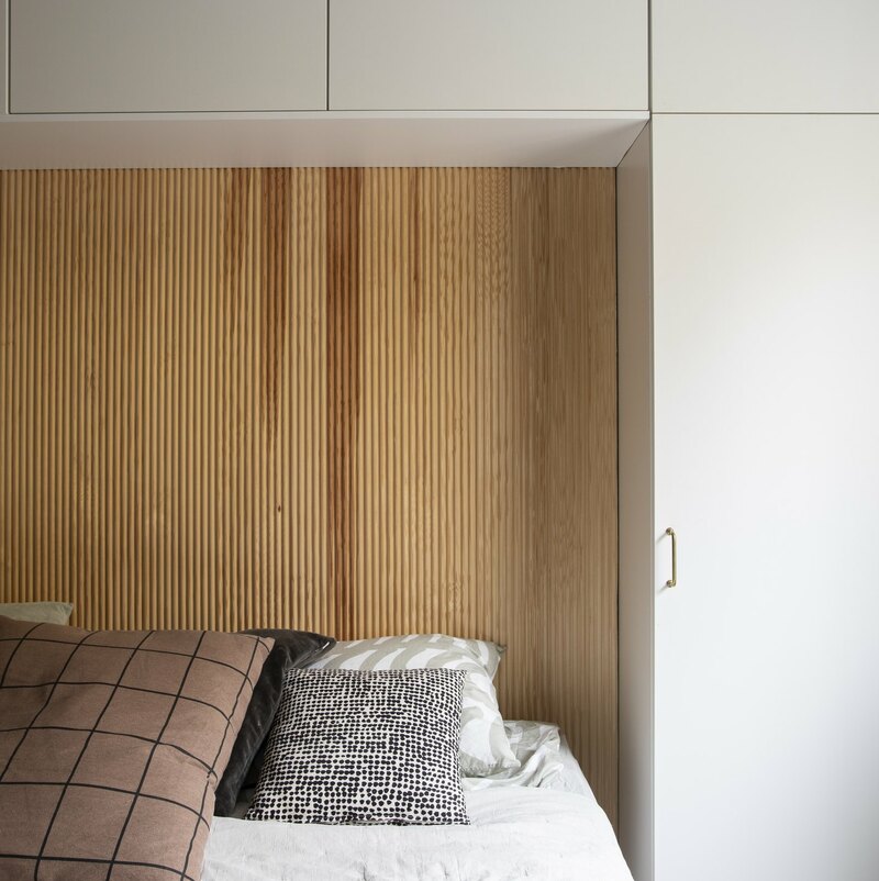 Sängynpäätyä kehystävä kiintokaluste